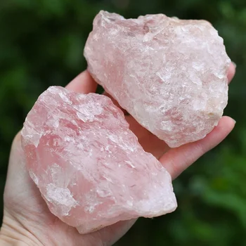 Uzorak prirodnog ružičaste kristalno roza kvarca od neobrađena kamena